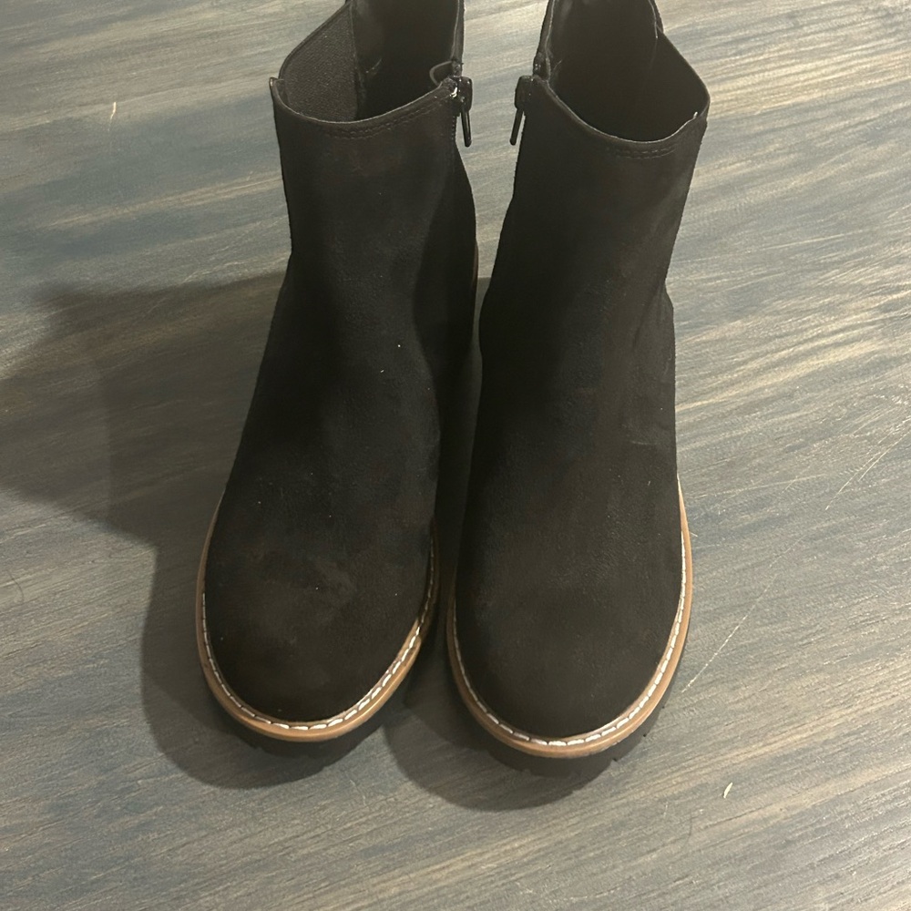 NWOT Kensie Suede Ankle Boots. Size 7M.